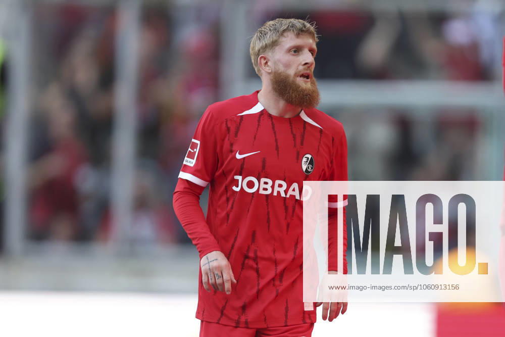 Jan-Niklas Beste (SC Freiburg) schaut waehrend des Spiels der 1. Bundesliga zwischen Borussia Mönchengladbach und SC Freiburg, Stadion im Borussia-Park am 12. April 2025 in Mönchengladbach, Deutschland. (Foto von Oliver Kaelke DeFodi Images) +++ Jan-Niklas Beste (SC Freiburg) looks on during the Bundesliga match between Borussia Mönchengladbach and SC Freiburg at Stadium in Borussia-Park on April 12, 2025 in Mönchengladbach, Germany. (Photo by Oliver Kaelke DeFodi Images) DFL regulations prohibit any use of photographs as image sequences and or quasi-video. (Photo by Oliver Kaelke DeFodi Images)