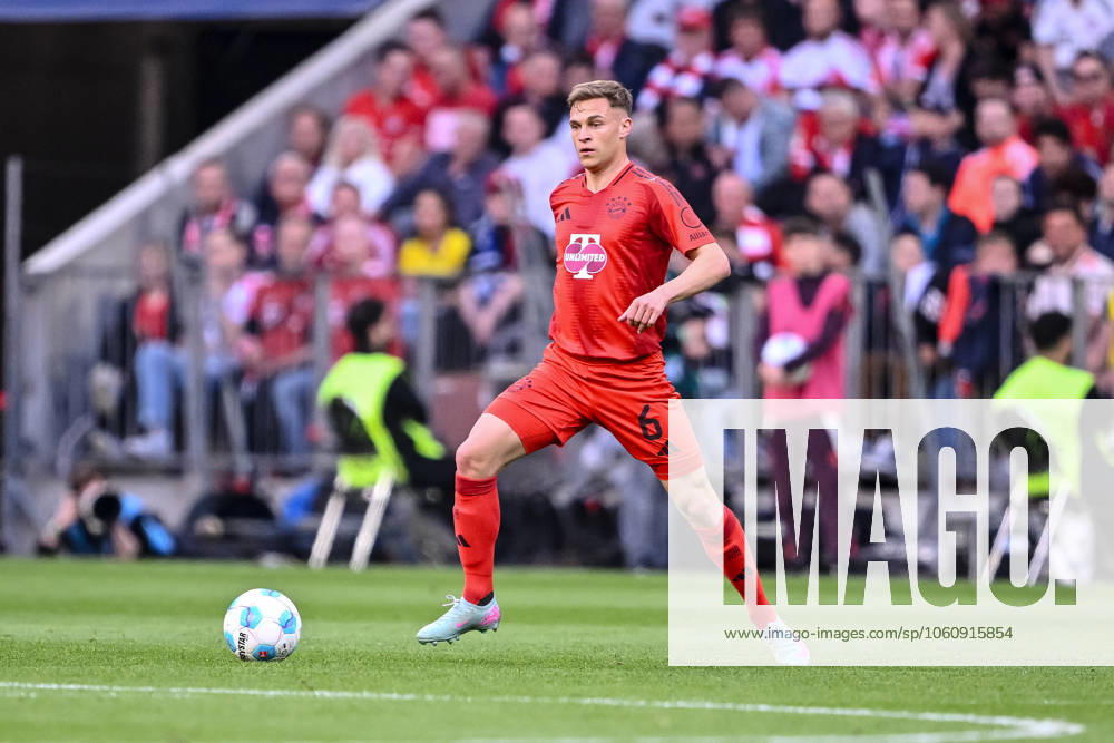 Joshua Kimmich (FC Bayern Muenchen) in Aktion, am Ball, Einzelaktion waehrend des Spiels der 1. Bundesliga zwischen FC Bayern München und Borussia Dortmund, Allianz Arena am 12. April 2025 in München, Deutschland. (Foto von Harry Langer DeFodi Images) +++ Joshua Kimmich (FC Bayern Muenchen) controls the Ball during the Bundesliga match between FC Bayern München and Borussia Dortmund at Allianz Arena on April 12, 2025 in Munich, Germany. (Photo by Harry Langer DeFodi Images) DFL regulations prohibit any use of photographs as image sequences and or quasi-video. (Photo by Harry Langer DeFodi Images) DFL regulations prohibit any use of photographs as image sequences and or quasi-video.