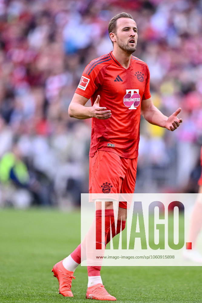 Harry Kane (FC Bayern Muenchen) gestikuliert, gestik waehrend des Spiels der 1. Bundesliga zwischen FC Bayern München und Borussia Dortmund, Allianz Arena am 12. April 2025 in München, Deutschland. (Foto von Harry Langer DeFodi Images) +++ Harry Kane (FC Bayern Muenchen) gestures during the Bundesliga match between FC Bayern München and Borussia Dortmund at Allianz Arena on April 12, 2025 in Munich, Germany. (Photo by Harry Langer DeFodi Images) DFL regulations prohibit any use of photographs as image sequences and or quasi-video. (Photo by Harry Langer DeFodi Images) DFL regulations prohibit any use of photographs as image sequences and or quasi-video.