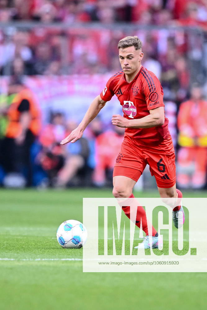 Joshua Kimmich (FC Bayern Muenchen) in Aktion, am Ball, Einzelaktion waehrend des Spiels der 1. Bundesliga zwischen FC Bayern München und Borussia Dortmund, Allianz Arena am 12. April 2025 in München, Deutschland. (Foto von Harry Langer DeFodi Images) +++ Joshua Kimmich (FC Bayern Muenchen) controls the Ball during the Bundesliga match between FC Bayern München and Borussia Dortmund at Allianz Arena on April 12, 2025 in Munich, Germany. (Photo by Harry Langer DeFodi Images) DFL regulations prohibit any use of photographs as image sequences and or quasi-video. (Photo by Harry Langer DeFodi Images) DFL regulations prohibit any use of photographs as image sequences and or quasi-video.