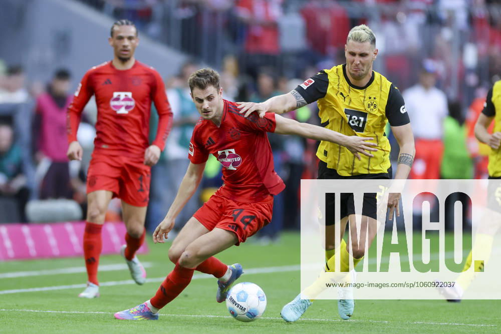 Josip Stanisic (FC Bayern Muenchen) und Niklas Suele (Borussia Dortmund) kaempfen um den Ball, Bundesliga, FC Bayern München v Borussia Dortmund, Allianz Arena am 12. April 2025 in München, Deutschland. (Foto von Marco Steinbrenner DeFodi Images) Josip Stanisic (FC Bayern Muenchen) und Niklas Suele (Borussia Dortmund) battle for the ball, Bundesliga, FC Bayern München v Borussia Dortmund, Allianz Arena, April 12, 2025 in Munich, Germany. (Photo by Marco Steinbrenner DeFodi Images) DFL regulations prohibit any use of photographs as image sequences and or quasi-video.