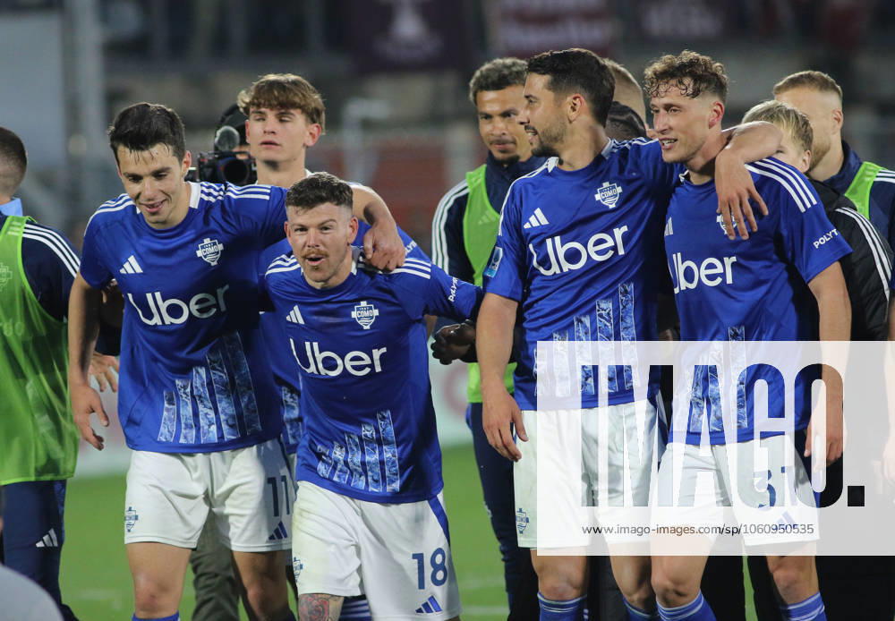 Foto IPP Albano Angilletta Como 13 04 2025 Calcio Campionato di serie A 2024 2025 Como - Torino nella foto: esultanza fine gara Italy Photo Press World Copyright italy ITALY