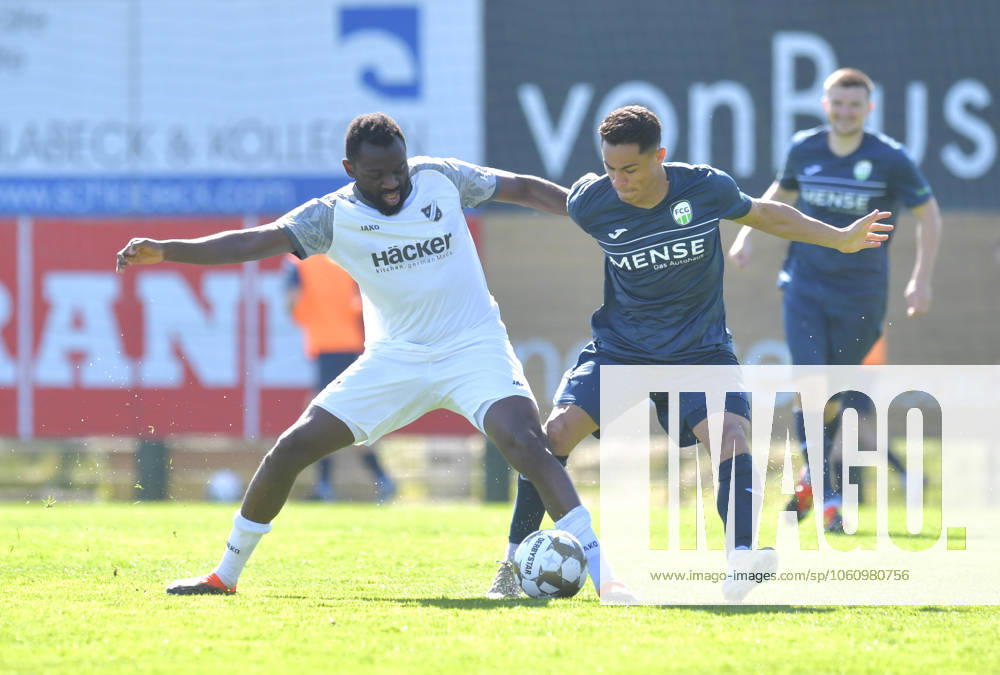 GER, Fussball, Regionalliga West, Saison 2024 2025, 29. Spieltag, Häcker Wiehenstadion, Rödinghausen SC Rödinghausen - FC Gütersloh 1 : 4 Allan Firmino Dantas (FC Gütersloh, rechts) gegen Paterson Chato (SV Rödinghausen), Aktion, Duell, Zweikampf
