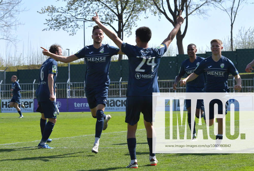 GER, Fussball, Regionalliga West, Saison 2024 2025, 29. Spieltag, Häcker Wiehenstadion, Rödinghausen SC Rödinghausen - FC Gütersloh 1 : 4 Tor-Jubel FC Gütersloh: Torschütze Patrik Twardzik und Sandro Reyes (alle FC Gütersloh, v.L.), Aktion, Einzelbild, Quer, Mimik, Gestik, Jubel, jubeln, Freude, freuen