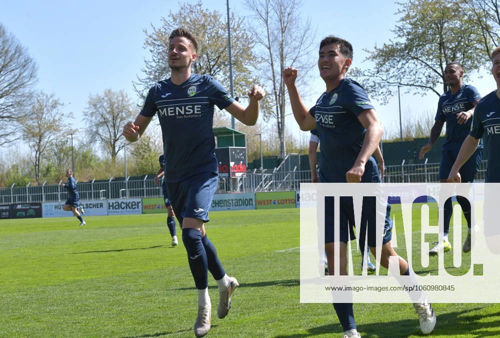 GER, Fussball, Regionalliga West, Saison 2024 2025, 29. Spieltag, Häcker Wiehenstadion, Rödinghausen SC Rödinghausen - FC Gütersloh 1 : 4 Tor-Jubel FC Gütersloh: Torschütze Patrik Twardzik und Sandro Reyes (alle FC Gütersloh, v.L.), Aktion, Einzelbild, Quer, Mimik, Gestik, Jubel, jubeln, Freude, freuen