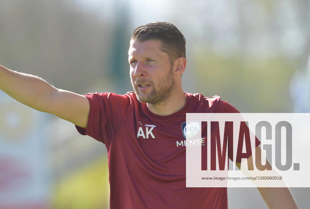 GER, Fussball, Regionalliga West, Saison 2024 2025, 29. Spieltag, Häcker Wiehenstadion, Rödinghausen SC Rödinghausen - FC Gütersloh 1 : 4 Andre Kording (Co Trainer FC Gütersloh), Aktion, Einzelbild, Quer, Mimik, Gestik, Co Trainer, Assistenztrainer
