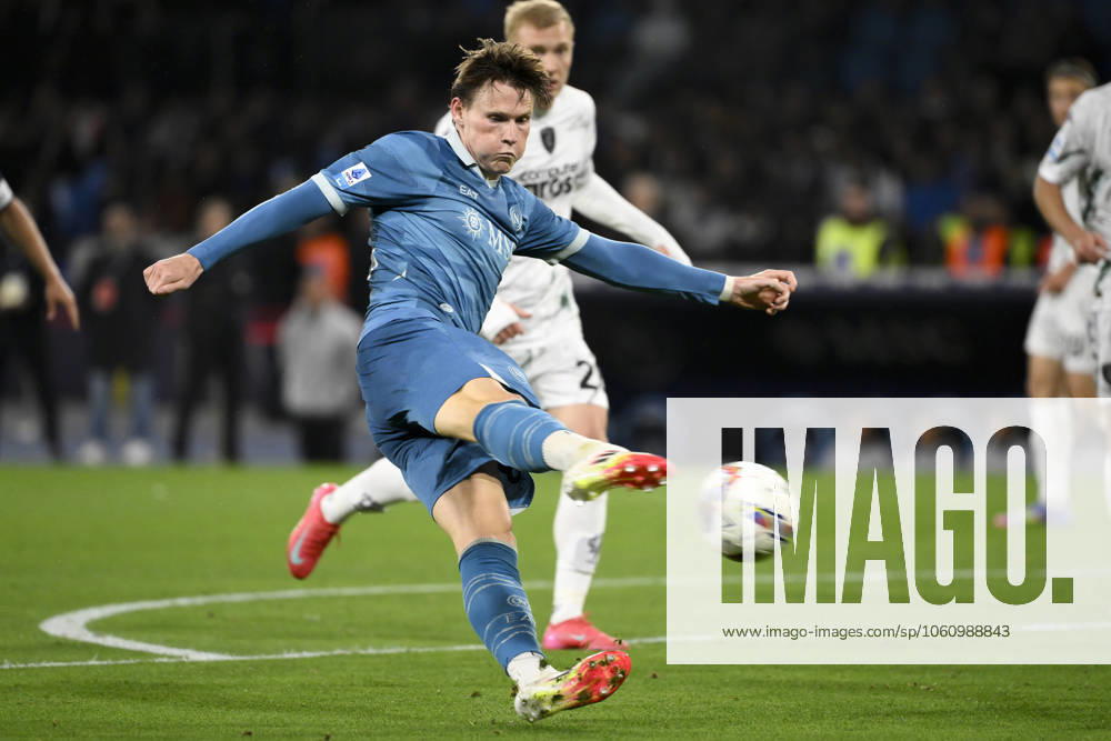 Scott McTominay of SSC Napoli in action during the Serie A football match between SSC Napoli and Empoli FC at Diego Armando Maradona stadium in Napoli (Italy), April 14, 2025. andreaxstaccioli
