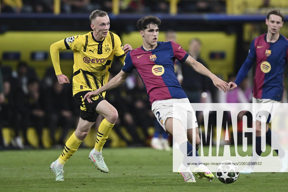 V. li. im Kampf um den Ball Maximilian Beier (Dortmund 14) Pau Cubarsi (Barcelona 2) 15.04.2025 Fussball, Champions League, Borussia Dortmund vs FC Barcelona, Barca Signal Iduna Park, Dortmund,