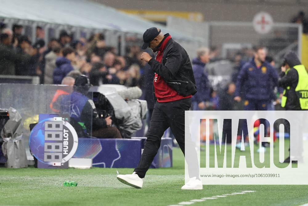 Enttaeuschung bei Chef-Trainer Vincent Kompany (FC Bayern Muenchen) nach dem Tor zum 2:1, Inter Mailand vs. FC Bayern Muenchen, Fussball, Champions League, Viertelfinale, Rueckspiel, 16.04.2025 Mailand Lombardei Italien