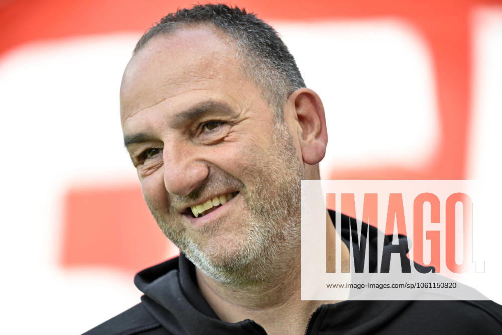 Vor Spielbeginn: Trainer Coach Frank Schmidt 1. FC Heidenheim 1846 FCH Portrait 1. FC Heidenheim 1846 FCH vs FC Bayern Muenchen FCB 19.04.2025 DFL REGULATIONS PROHIBIT ANY USE OF PHOTOGRAPHS AS IMAGE SEQUENCES AND OR QUASI-VIDEO 1. FC Heidenheim 1846 FCH vs FC Bayern Muenchen FCB