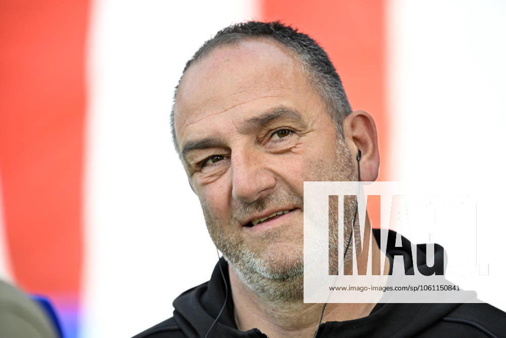 Vor Spielbeginn: Trainer Coach Frank Schmidt 1. FC Heidenheim 1846 FCH Portrait 1. FC Heidenheim 1846 FCH vs FC Bayern Muenchen FCB 19.04.2025 DFL REGULATIONS PROHIBIT ANY USE OF PHOTOGRAPHS AS IMAGE SEQUENCES AND OR QUASI-VIDEO 1. FC Heidenheim 1846 FCH vs FC Bayern Muenchen FCB
