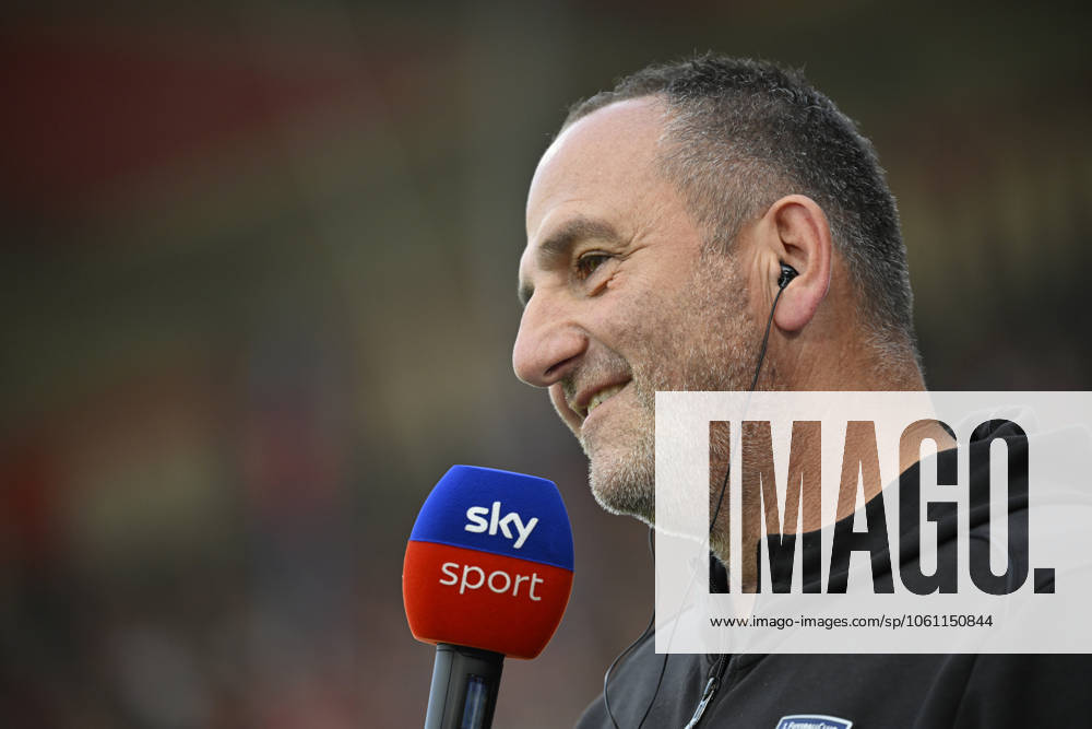 Vor Spielbeginn: Trainer Coach Frank Schmidt 1. FC Heidenheim 1846 FCH Portrait im Interview Mikrofon Mikro Logo SKY 1. FC Heidenheim 1846 FCH vs FC Bayern Muenchen FCB 19.04.2025 DFL REGULATIONS PROHIBIT ANY USE OF PHOTOGRAPHS AS IMAGE SEQUENCES AND OR QUASI-VIDEO 1. FC Heidenheim 1846 FCH vs FC Bayern Muenchen FCB