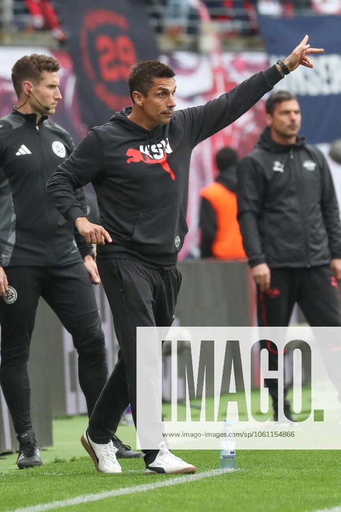 Fussball 1. Bundesliga, RB Leipzig - Holstein Kiel, v.l. Marcel Rapp (Kiel, Trainer) gibt Anweisungen, gestikuliert mit den Armen, gesticulate, gives instructions Leipzig