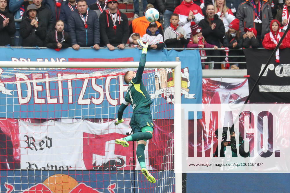Fussball 1. Bundesliga, RB Leipzig - Holstein Kiel, v.l. Peter Gulasci (Leipzig, 1) Parade, haelt den Ball, faengt den Ball, pariert Leipzig