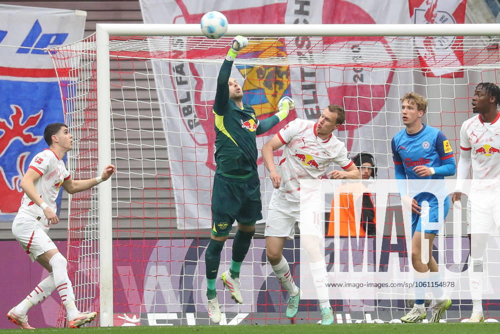 Fussball 1. Bundesliga, RB Leipzig - Holstein Kiel, v.l. Peter Gulasci (Leipzig, 1), Lukas Klostermann (Leipzig, 16) Parade, haelt den Ball, faengt den Ball, pariert Leipzig