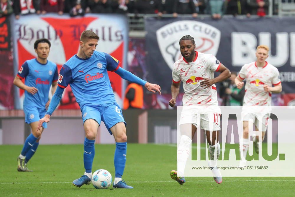 Fussball 1. Bundesliga, RB Leipzig - Holstein Kiel, v.l. Marko Ivezic (Kiel, 16), Ridle Baku (Leipzig, 17) Leipzig