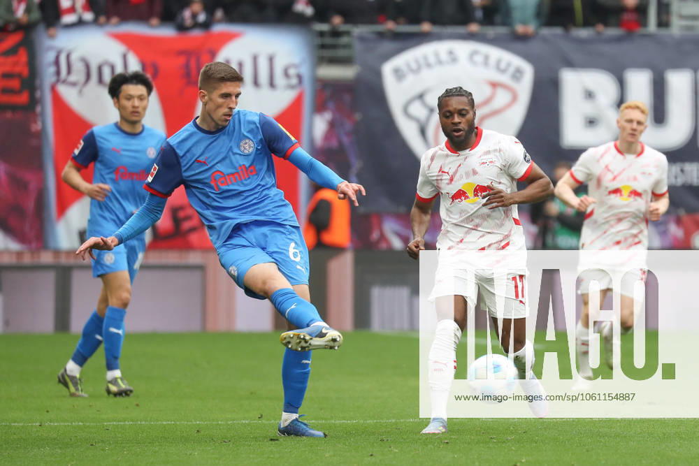 Fussball 1. Bundesliga, RB Leipzig - Holstein Kiel, v.l. Marko Ivezic (Kiel, 16), Ridle Baku (Leipzig, 17) Leipzig
