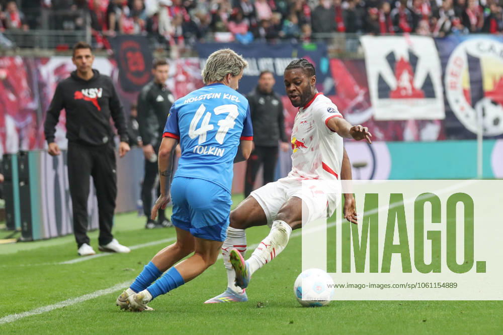 Fussball 1. Bundesliga, RB Leipzig - Holstein Kiel, v.l. John Tolkin (Kiel), Ridle Baku (Leipzig, 17) Zweikampf, Duell, Kampf, tackle Leipzig