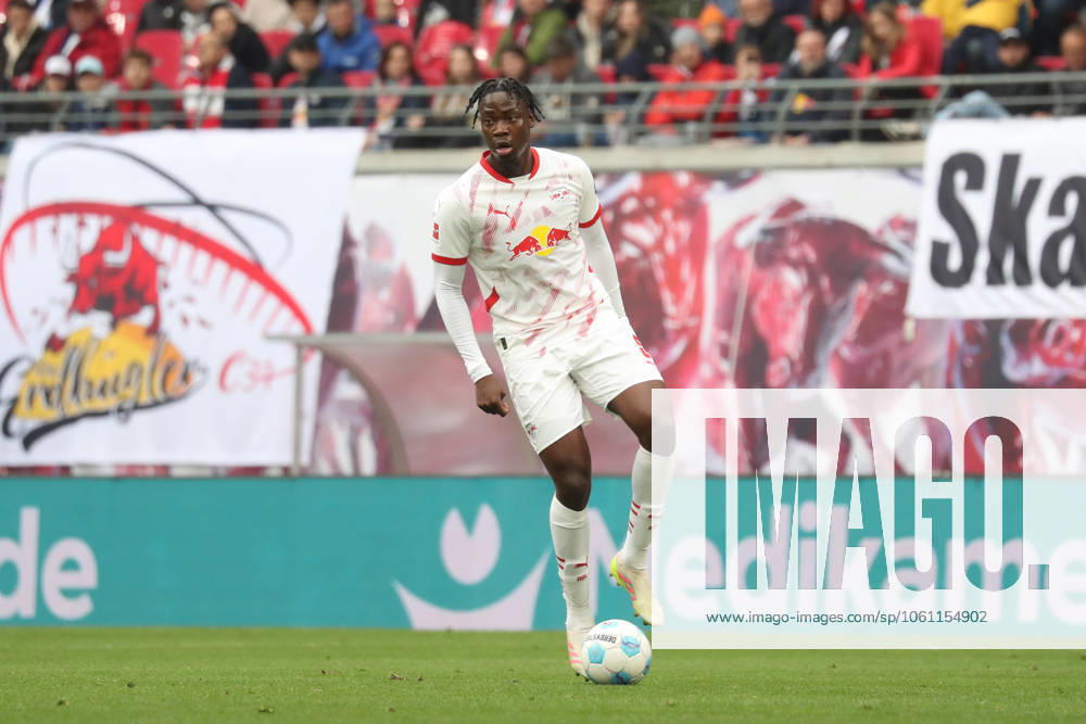 Fussball 1. Bundesliga, RB Leipzig - Holstein Kiel, v.l. El Chadaille Bitshiabu (Leipzig, 5) Freisteller, Einzelbild, Ganzkoerper, single frame Leipzig