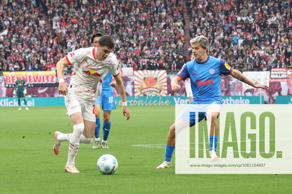 Fussball 1. Bundesliga, RB Leipzig - Holstein Kiel, v.l. Kosta Nedeljkovic (Leipzig, 21), John Tolkin (Kiel) Leipzig