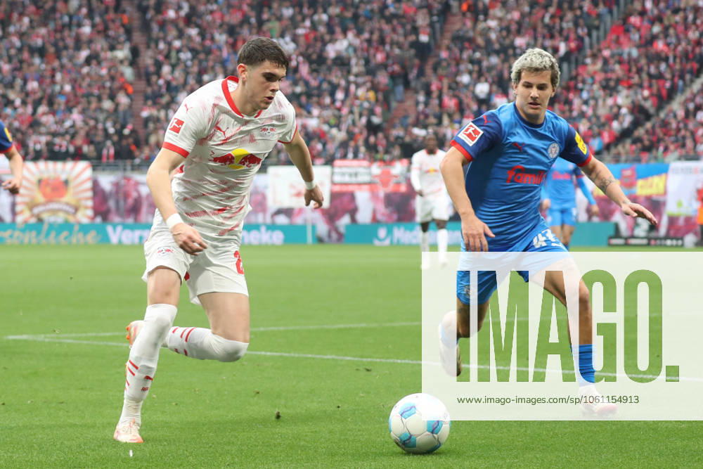 Fussball 1. Bundesliga, RB Leipzig - Holstein Kiel, v.l. Kosta Nedeljkovic (Leipzig, 21), John Tolkin (Kiel) Leipzig