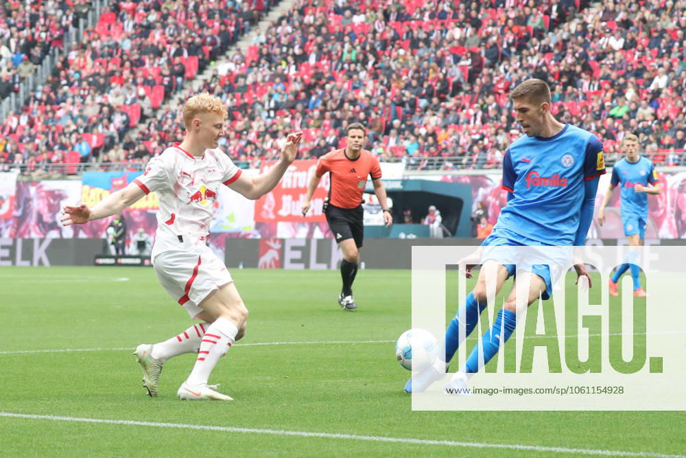 Fussball 1. Bundesliga, RB Leipzig - Holstein Kiel, v.l. Nicolas Seiwald (Leipzig, 13), Marko Ivezic (Kiel, 6) Leipzig