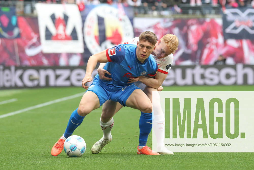 Fussball 1. Bundesliga, RB Leipzig - Holstein Kiel, v.l. Nicolai Remberg (Kiel, 22), Nicolas Seiwald (Leipzig, 13) Zweikampf, Duell, Kampf, tackle Leipzig