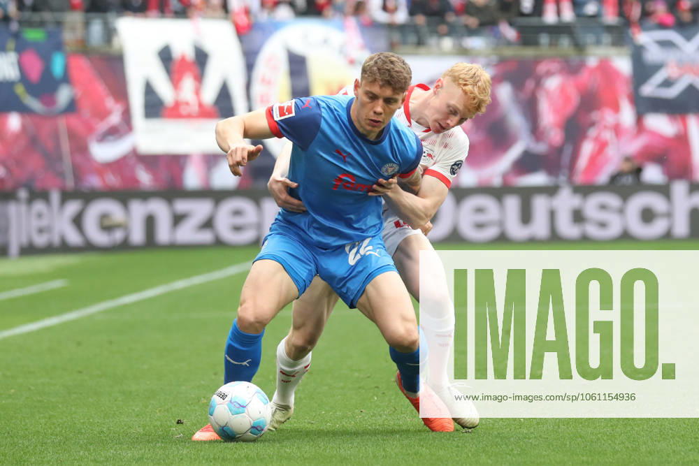 Fussball 1. Bundesliga, RB Leipzig - Holstein Kiel, v.l. Nicolai Remberg (Kiel, 22), Nicolas Seiwald (Leipzig, 13) Zweikampf, Duell, Kampf, tackle Leipzig