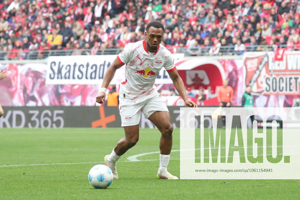 Fussball 1. Bundesliga, RB Leipzig - Holstein Kiel, v.l. Lois Openda (Leipzig, 11) Freisteller, Einzelbild, Ganzkoerper, single frame Leipzig