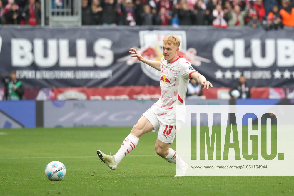Fussball 1. Bundesliga, RB Leipzig - Holstein Kiel, v.l. Nicolas Seiwald (Leipzig, 13) Freisteller, Einzelbild, Ganzkoerper, single frame Leipzig