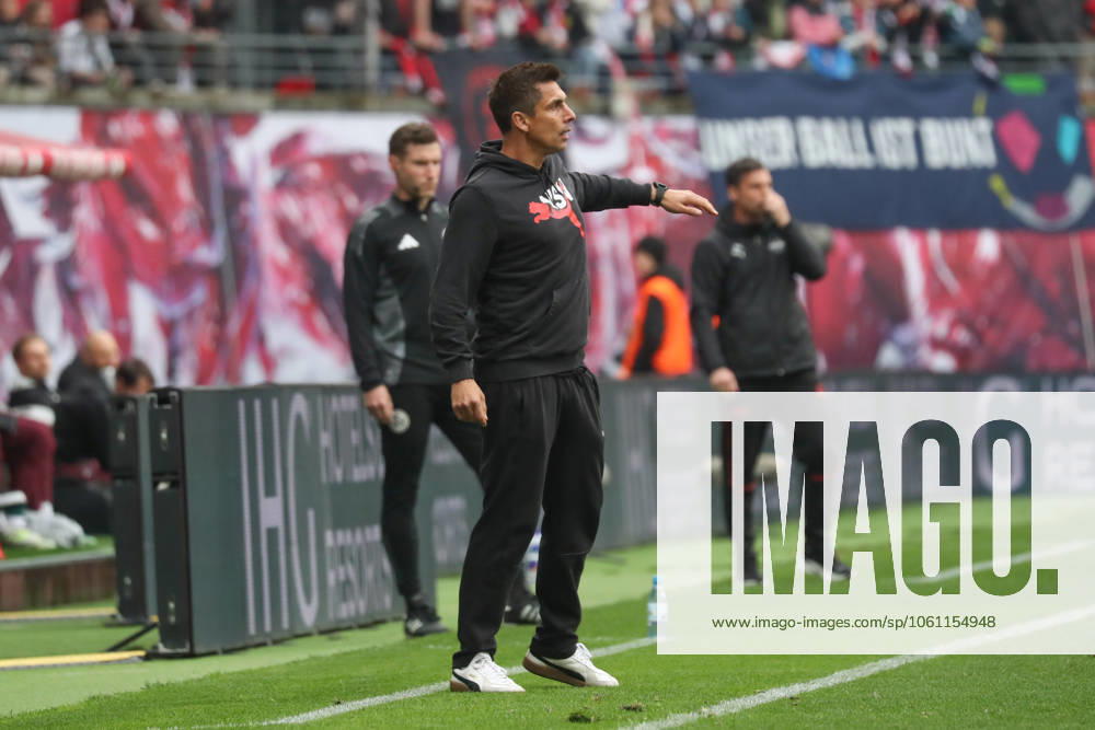 Fussball 1. Bundesliga, RB Leipzig - Holstein Kiel, v.l. Marcel Rapp (Kiel, Trainer) gibt Anweisungen, gestikuliert mit den Armen, gesticulate, gives instructions Leipzig