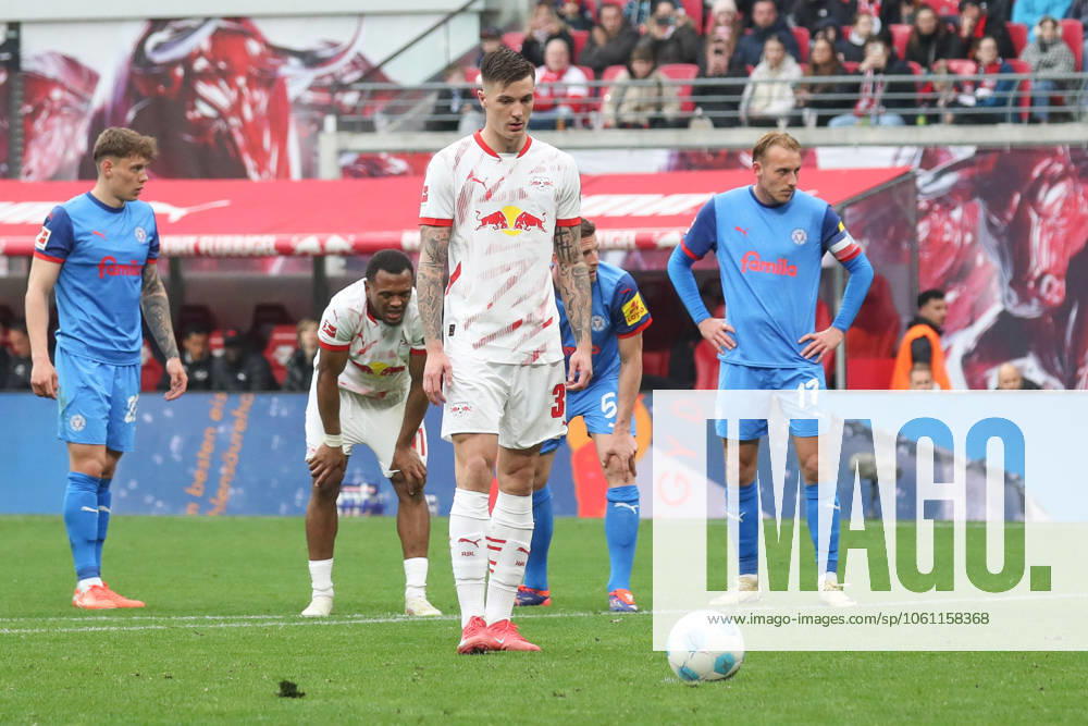 Fussball 1.Bundesliga, RB Leipzig - Holstein Kiel, v.l. Benjamin Sesko (Leipzig, 30) trifft per Elfmeter zum 1:1 Leipzig