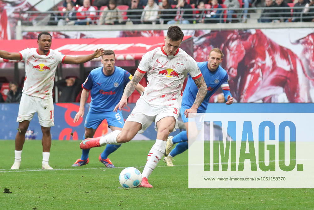 Fussball 1.Bundesliga, RB Leipzig - Holstein Kiel, v.l. Benjamin Sesko (Leipzig, 30) trifft per Elfmeter zum 1:1 Leipzig