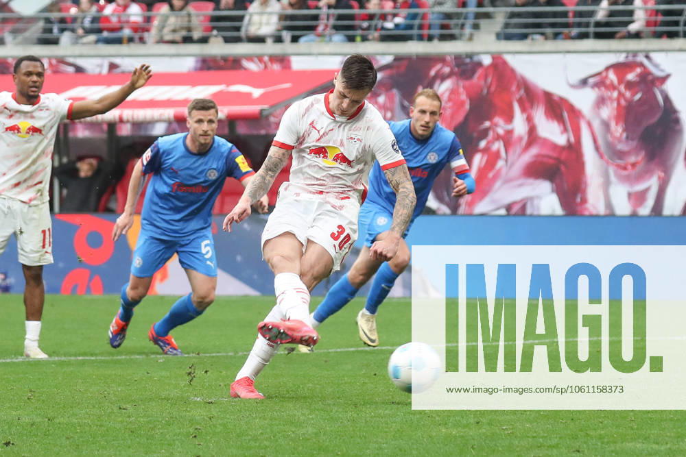 Fussball 1.Bundesliga, RB Leipzig - Holstein Kiel, v.l. Benjamin Sesko (Leipzig, 30) trifft per Elfmeter zum 1:1 Leipzig