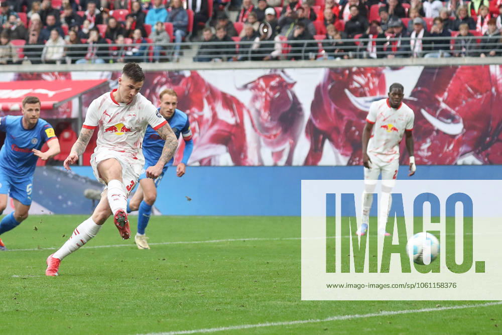 Fussball 1.Bundesliga, RB Leipzig - Holstein Kiel, v.l. Benjamin Sesko (Leipzig, 30) trifft per Elfmeter zum 1:1 Leipzig