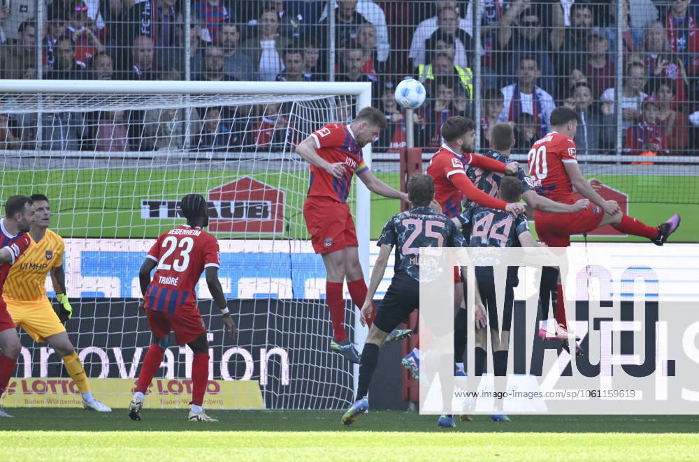 Strafraumszene, Torraumszene Kopfballduell Zweikampf Aktion Patrick Mainka 1. FC Heidenheim 1846 FCH (06) 1. FC Heidenheim 1846 FCH vs FC Bayern Muenchen FCB 19.04.2025 DFL REGULATIONS PROHIBIT ANY USE OF PHOTOGRAPHS AS IMAGE SEQUENCES AND OR QUASI-VIDEO 1. FC Heidenheim 1846 FCH vs FC Bayern Muenchen FCB