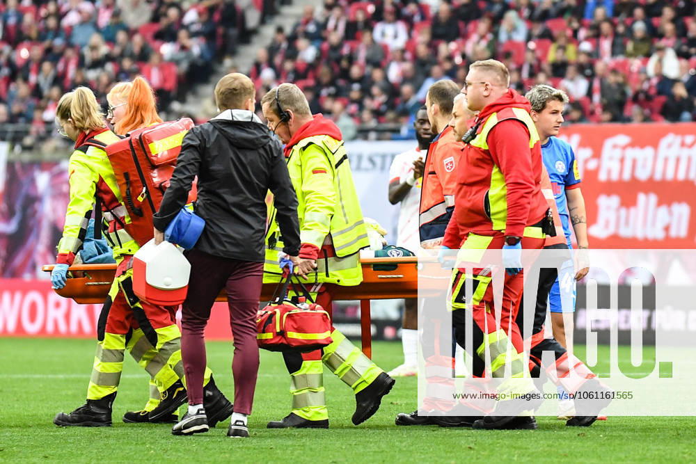 Fußball I Herren I Saison 2024-2025 I Bundesliga I 30. Spieltag I RB Leipzig - Holstein Kiel I 19.04.2025 Peter Gulacsi (1, RB Leipzig) muss nach dem Zusammenprall verletzt auf einer Trage aus dem Stadion transportiert werden. Leipzig Red Bull Arena Sachsen Deutschland
