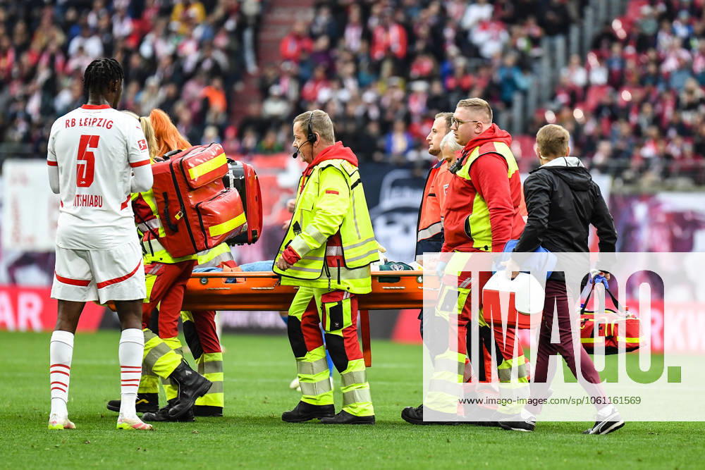 Fußball I Herren I Saison 2024-2025 I Bundesliga I 30. Spieltag I RB Leipzig - Holstein Kiel I 19.04.2025 Peter Gulacsi (1, RB Leipzig) wird nach dem Zusammenprall von Sanitätern auf der Trage aus dem Stadion transportiert. Leipzig Red Bull Arena Sachsen Deutschland
