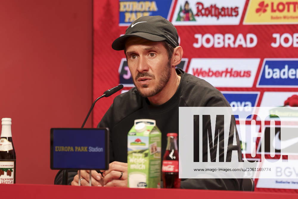 Julian Schuster (SC Freiburg, Trainer) bei der Pressekonferenz , Deutschland, Fussball, 1. Bundesliga, 30.Spieltag, 2024 2025, SC Freiburg vs. TSG 1899 Hoffenheim, 19.04.2025, Europa-Park Stadion, Freiburg im Breisgau, Deutschland DFL REGULATIONS PROHIBIT ANY USE OF PHOTOGRAPHS AS IMAGE SEQUENCES AND OR QUASI-VIDEO. Freiburg im Breisgau Europa-Park Stadion Baden-Württemberg Deutschland