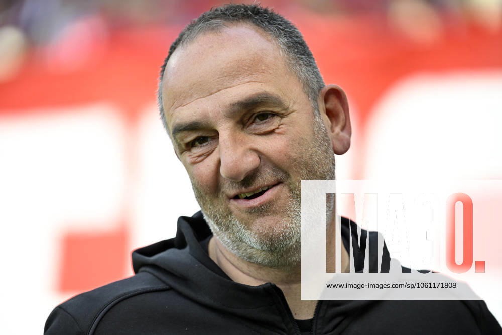 Vor Spielbeginn: Trainer Coach Frank Schmidt 1. FC Heidenheim 1846 FCH Portrait 1. FC Heidenheim 1846 FCH vs FC Bayern Muenchen FCB 19.04.2025 DFL REGULATIONS PROHIBIT ANY USE OF PHOTOGRAPHS AS IMAGE SEQUENCES AND OR QUASI-VIDEO 1. FC Heidenheim 1846 FCH vs FC Bayern Muenchen FCB