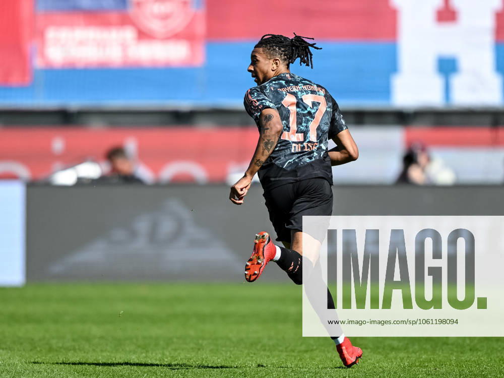 Michael Olise (FC Bayern Muenchen) Schaut waehrend des Spiels der 1. Bundesliga zwischen 1. FC Heidenheim 1846 und FC Bayern München, Voith-Arena am 19. April 2025 in Heidenheim, Deutschland. (Foto von Harry Langer DeFodi Images) +++ Michael Olise (FC Bayern Muenchen) Looks on during the Bundesliga match between 1. FC Heidenheim 1846 and FC Bayern München at Voith Arena on April 19, 2025 in Heidenheim, Germany. (Photo by Harry Langer DeFodi Images) DFL regulations prohibit any use of photographs as image sequences and or quasi-video. (Photo by Harry Langer DeFodi Images) DFL regulations prohibit any use of photographs as image sequences and or quasi-video.