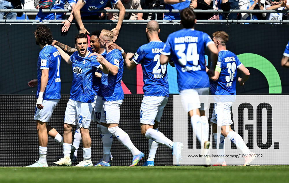 Fussball 2.Bundesliga, SV Darmstadt 98 - Hannover 96 v.l. Torschuetze Torschütze Fraser Hornby (SV Darmstadt 98), Sergio Lopez Lopez (SV Darmstadt 98), Jean-Paul Boëtius Boetius (SV Darmstadt 98) und Spieler von SV Darmstadt 98 Torjubel, Jubel, Goal celebration, celebrate the goal zum 1:0 jubelnd bejubelt jubelt jubeln Jubel (. Eine Lizenzierung dieses Bildes an und oder durch den SV Darmstadt 1898 e.V. sowie Tochterunternehmen ist nicht gestattet. No release of or sale to SV Darmstadt 1898 e.V.) Darmstadt