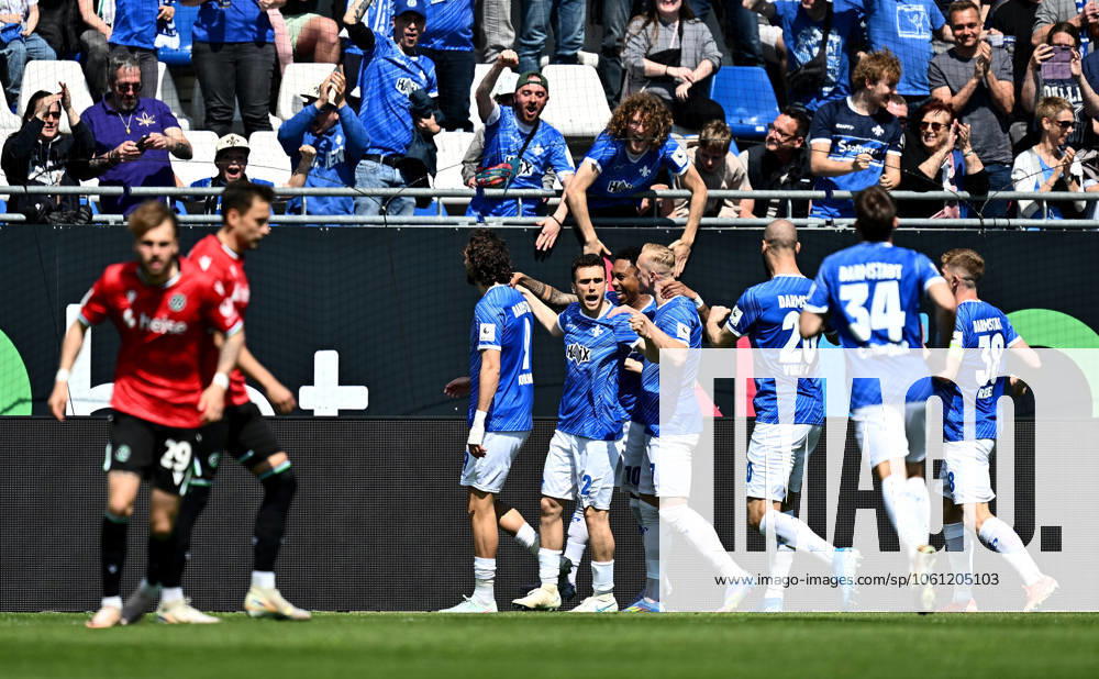 Fussball 2.Bundesliga, SV Darmstadt 98 - Hannover 96 v.l. Torschuetze Torschütze Fraser Hornby (SV Darmstadt 98), Sergio Lopez Lopez (SV Darmstadt 98), Jean-Paul Boëtius Boetius (SV Darmstadt 98) und Spieler von SV Darmstadt 98 Torjubel, Jubel, Goal celebration, celebrate the goal zum 1:0 jubelnd bejubelt jubelt jubeln Jubel (. Eine Lizenzierung dieses Bildes an und oder durch den SV Darmstadt 1898 e.V. sowie Tochterunternehmen ist nicht gestattet. No release of or sale to SV Darmstadt 1898 e.V.) Darmstadt