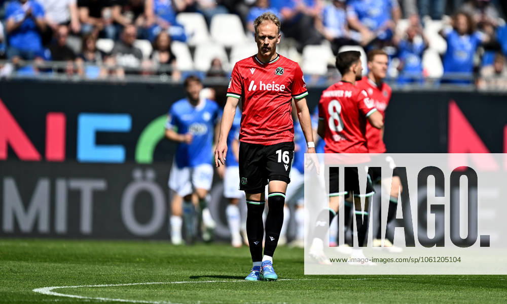 Fussball 2.Bundesliga, SV Darmstadt 98 - Hannover 96 v.l. Havard Nielsen (Hannover 96) enttaeuscht, enttaeuscht schauend, dissapointed (. Eine Lizenzierung dieses Bildes an und oder durch den SV Darmstadt 1898 e.V. sowie Tochterunternehmen ist nicht gestattet. No release of or sale to SV Darmstadt 1898 e.V.) Darmstadt