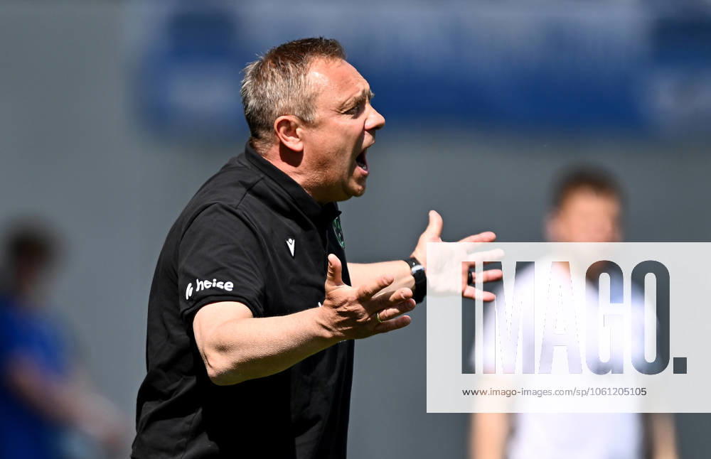 Fussball 2.Bundesliga, SV Darmstadt 98 - Hannover 96 v.l. Trainer Andre Breitenreiter (Hannover 96) enttaeuscht, enttaeuscht schauend, dissapointed gibt Anweisungen, gestikuliert, mit den Armen gestikulieren gives instructions, gesticulate, gesticolando. (. Eine Lizenzierung dieses Bildes an und oder durch den SV Darmstadt 1898 e.V. sowie Tochterunternehmen ist nicht gestattet. No release of or sale to SV Darmstadt 1898 e.V.) Darmstadt
