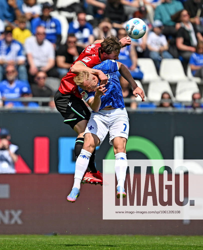 Fussball 2.Bundesliga, SV Darmstadt 98 - Hannover 96 v.l. Phil Neumann (Hannover 96), Isac Lidberg (SV Darmstadt 98) Kopfball, Kopfballduell (. Eine Lizenzierung dieses Bildes an und oder durch den SV Darmstadt 1898 e.V. sowie Tochterunternehmen ist nicht gestattet. No release of or sale to SV Darmstadt 1898 e.V.) Darmstadt