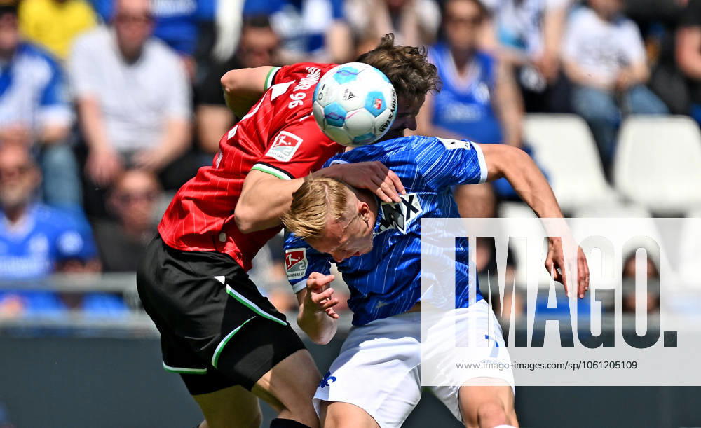 Fussball 2.Bundesliga, SV Darmstadt 98 - Hannover 96 v.l. Phil Neumann (Hannover 96), Isac Lidberg (SV Darmstadt 98) Kopfball, Kopfballduell (. Eine Lizenzierung dieses Bildes an und oder durch den SV Darmstadt 1898 e.V. sowie Tochterunternehmen ist nicht gestattet. No release of or sale to SV Darmstadt 1898 e.V.) Darmstadt
