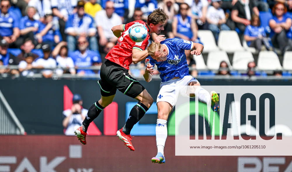 Fussball 2.Bundesliga, SV Darmstadt 98 - Hannover 96 v.l. Phil Neumann (Hannover 96), Isac Lidberg (SV Darmstadt 98) Kopfball, Kopfballduell (. Eine Lizenzierung dieses Bildes an und oder durch den SV Darmstadt 1898 e.V. sowie Tochterunternehmen ist nicht gestattet. No release of or sale to SV Darmstadt 1898 e.V.) Darmstadt