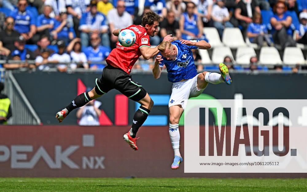 Fussball 2.Bundesliga, SV Darmstadt 98 - Hannover 96 v.l. Phil Neumann (Hannover 96), Isac Lidberg (SV Darmstadt 98) Kopfball, Kopfballduell (. Eine Lizenzierung dieses Bildes an und oder durch den SV Darmstadt 1898 e.V. sowie Tochterunternehmen ist nicht gestattet. No release of or sale to SV Darmstadt 1898 e.V.) Darmstadt