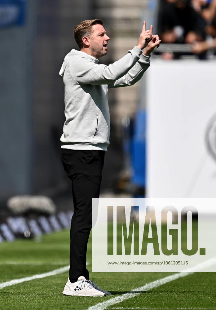 Fussball 2.Bundesliga, SV Darmstadt 98 - Hannover 96 v.l. Trainer Florian Kohfeldt (SV Darmstadt 98) gibt Anweisungen, gestikuliert, mit den Armen gestikulieren gives instructions, gesticulate, gesticolando. (. Eine Lizenzierung dieses Bildes an und oder durch den SV Darmstadt 1898 e.V. sowie Tochterunternehmen ist nicht gestattet. No release of or sale to SV Darmstadt 1898 e.V.) Darmstadt